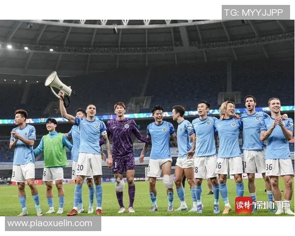 深圳新鹏城客场力克三镇拿下保级关键三分球迷齐聚机场热烈迎接凯旋将士